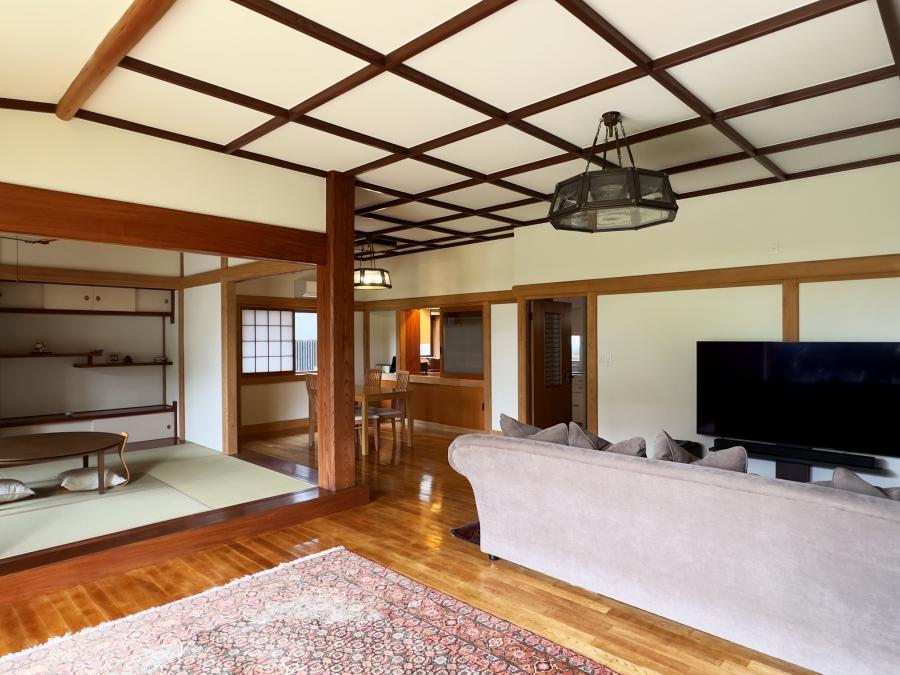 葉山町堀内の売買物件/リビングと和室とダイニング｜壁がなく開放的な空間です