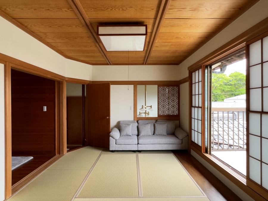 葉山町堀内の売買物件/2階和室｜和室を通って各洋室へ。セカンドリビングのような使い方もありかも
