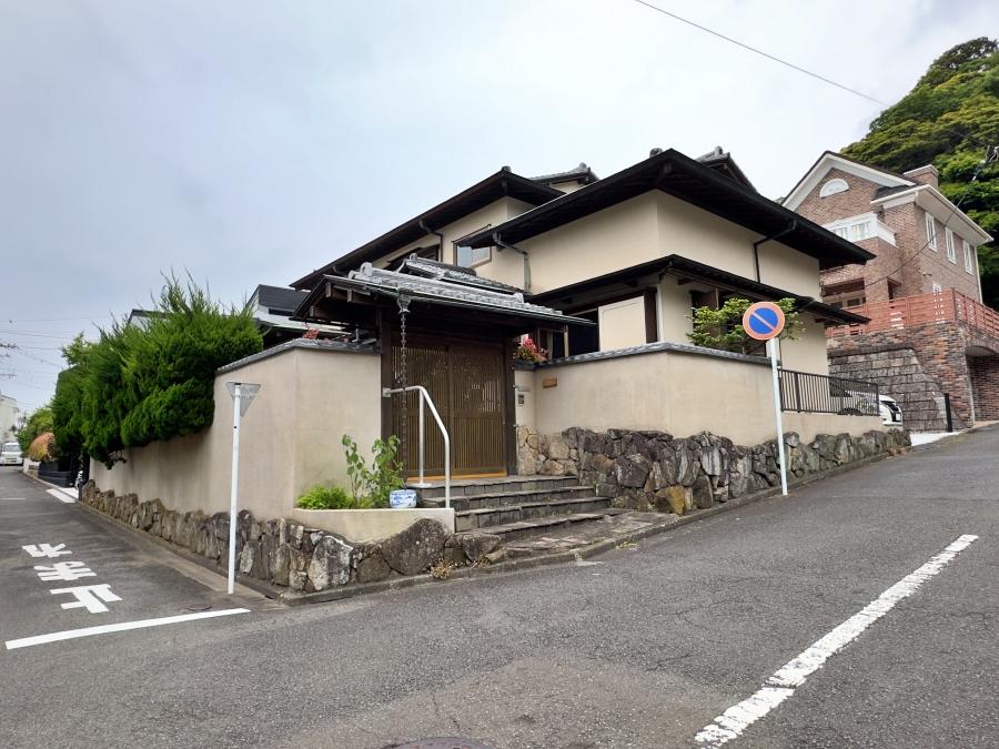 葉山町堀内の売買物件/外観｜住宅街の角地。奥に3台ほど駐車できるスペースもあります