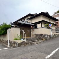 葉山町堀内の売買物件/外観｜住宅街の角地。奥に3台ほど駐車できるスペースもあります