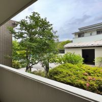 鎌倉市由比ガ浜二丁目の賃貸物件/洋室からの眺望｜こちらの植栽も美しい。両方にバルコニーがあるのも嬉しいポイント