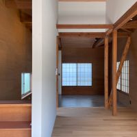 横須賀市林一丁目の賃貸物件/左側階段室はアクリル板(透明）で仕切り断熱性に考慮しています