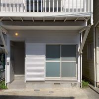 横須賀市林一丁目の賃貸物件/何か小商いができそうな間口です。駐車スペースは軽自動車が置けるサイズ。