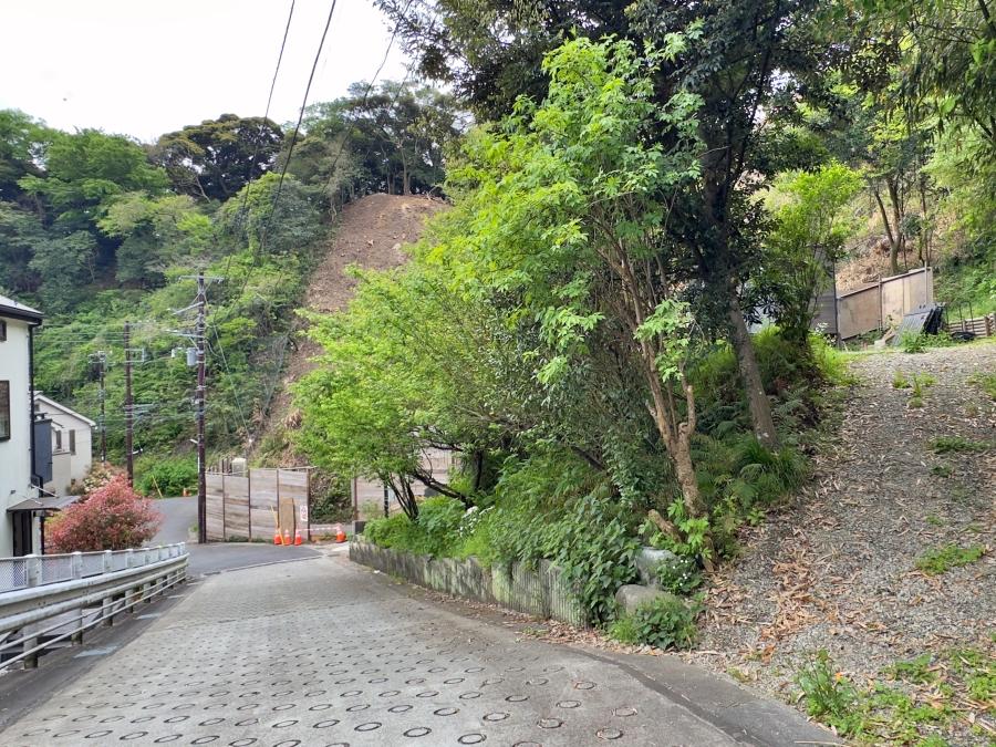 鎌倉市長谷三丁目の売買物件/前面道路と敷地の入り口｜前面道路も幅員にゆとりがあります
