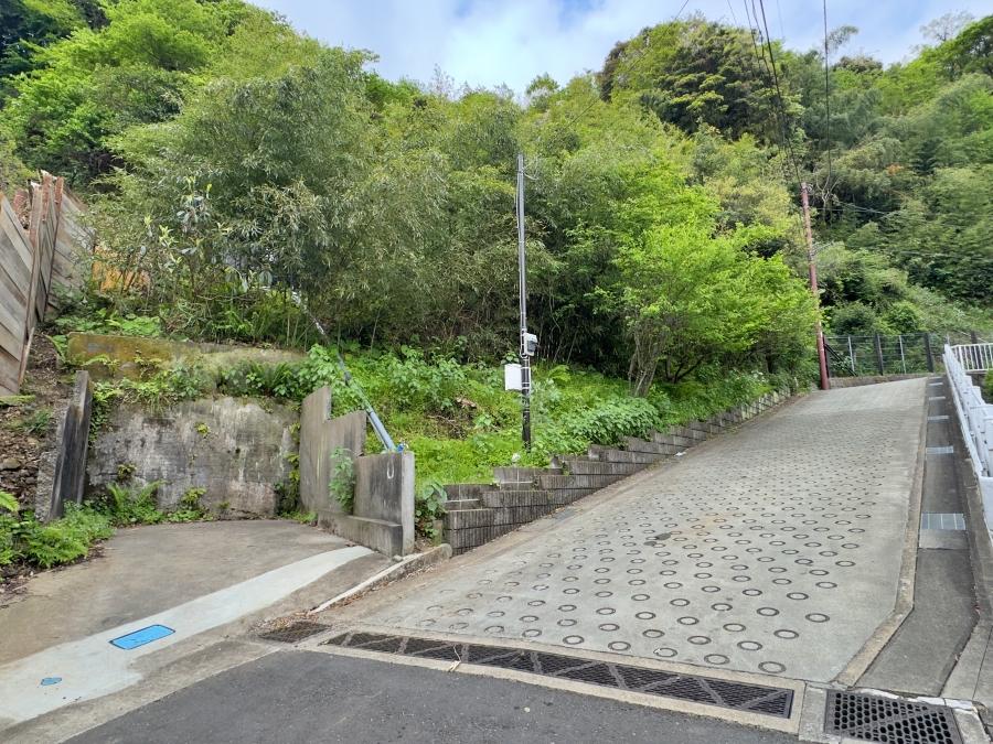 鎌倉市長谷三丁目の売買物件/前面道路と1台分の駐車スペース｜坂道の途中に敷地への入り口があります。こちらの駐車スペースは約3,000×約5,000