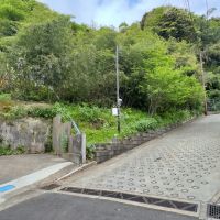 鎌倉市長谷三丁目の売買物件/前面道路と1台分の駐車スペース｜坂道の途中に敷地への入り口があります。こちらの駐車スペースは約3,000×約5,000