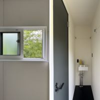 鎌倉市長谷三丁目の売買物件/トレーラーハウス内部｜洗面もあり、脱衣できるスペースもあります