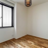 藤沢市片瀬海岸二丁目の売買物件/北側約5帖の部屋。書斎や小さ目のベッドルームにしてもいい