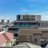 藤沢市片瀬海岸二丁目の売買物件/バルコニーからの眺望。4階なので抜け感があります