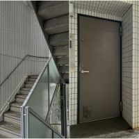 鎌倉市雪ノ下四丁目の売買物件/共用の階段部分（エレベーター無しです｜玄関