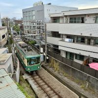 鎌倉市御成町の賃貸物件/6.8帖の洋室からは、すぐ下を走る江ノ電が見えます