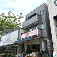鎌倉市御成町の賃貸物件/こちらの真ん中のビルの3階。鎌万！