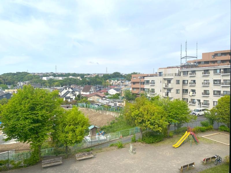 鎌倉市笛田三丁目の賃貸物件/建物前には公園があります。