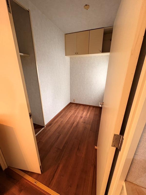 鎌倉市笛田三丁目の賃貸物件/納戸│床はフローリングです。他の部屋でも同様に使用されます。（現在張り替え中）