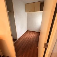 鎌倉市笛田三丁目の賃貸物件/納戸│床はフローリングです。他の部屋でも同様に使用されます。（現在張り替え中）