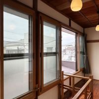 鎌倉市御成町の賃貸物件/2階階段室｜奥の掃き出し窓からウッドデッキへ出るようなイメージです