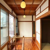鎌倉市御成町の賃貸物件/2階階段室｜板張りの床や竿縁天井がいい。ここは共有部分です