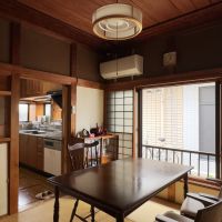 鎌倉市御成町の賃貸物件/1階の区画②｜現在は居間として使っています。窓の向こうは通りから入ってくる砂利道