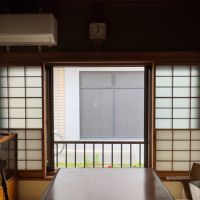 鎌倉市御成町の賃貸物件/1階の区画②から外を見る｜テイクアウトするならここからでしょうか