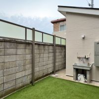 鎌倉市御成町の賃貸物件/裏庭｜右側は風呂場と外トイレですがこれを撤去する予定。駐車場との境にあるコンクリブロックも仕様を変更する予定です