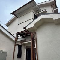 鎌倉市御成町の賃貸物件/裏側の外観｜2階の突き出している部分は増築したトイレ。これは撤去予定です