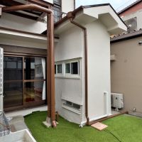 鎌倉市御成町の賃貸物件/裏側の外観｜現在室内から入るトイレは外側から裏に回って出入りできる2つのトイレに変更する予定