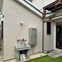 鎌倉市御成町の賃貸物件/裏側の外観｜風呂場と外トイレを撤去予定。さらにこちらにも出入り口を造る予定です