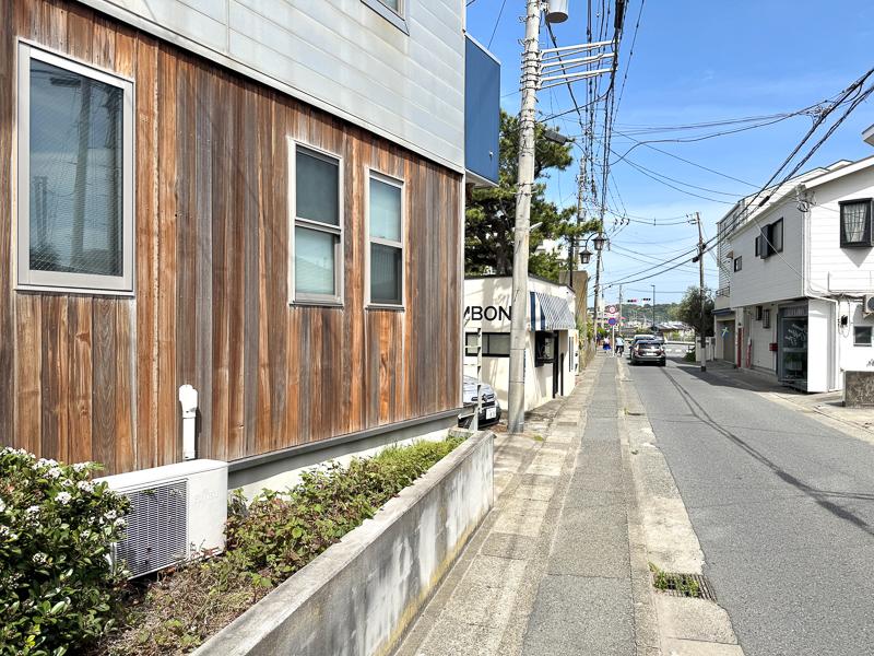 鎌倉市長谷二丁目の売買物件/1階部分の外壁は天然木