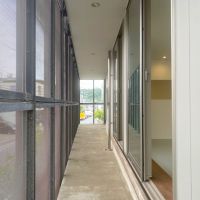 鎌倉市長谷一丁目の賃貸物件/バルコニー│窓と銅メッシュの間に生まれた空間