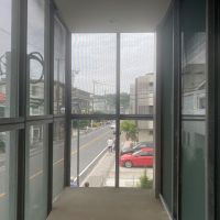 鎌倉市長谷一丁目の賃貸物件/西側バルコニー│共有部へ繋がります。