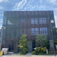 鎌倉市長谷一丁目の賃貸物件/外観正面│銅メッシュで覆われています。