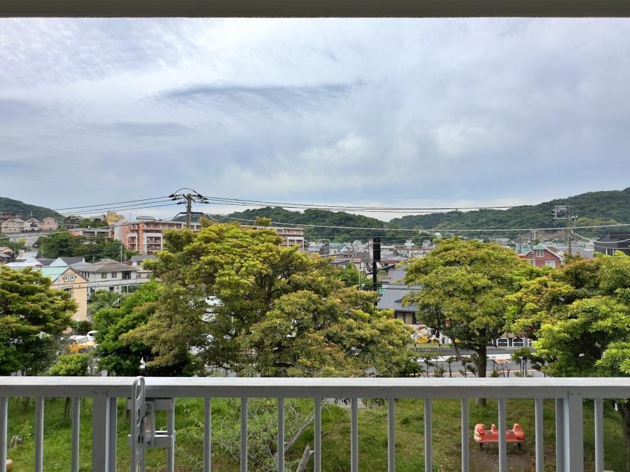 葉山町一色の売買物件/バルコニーからの眺望｜3階になると植栽の向こうに街並みが見えます