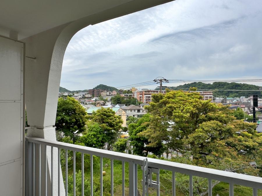 葉山町一色の売買物件/バルコニーからの眺望｜アールの枠にレトロ感を感じます