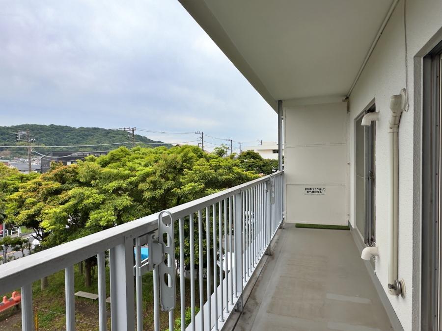 葉山町一色の売買物件/バルコニー｜まあまあ幅があるのでテーブルやベンチも置けそうです