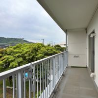 葉山町一色の売買物件/バルコニー｜まあまあ幅があるのでテーブルやベンチも置けそうです