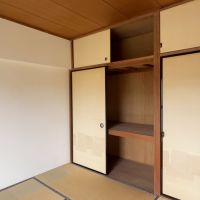 葉山町一色の売買物件/リビング横の和室｜押入れを開けると哀愁が漂ってきます