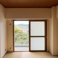 葉山町一色の売買物件/和室｜リビングの天井全体をラワン合板張りにするのもありでしょうか
