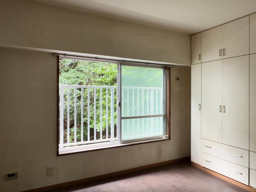 葉山町一色の売買物件/洋室｜階段室型で外廊下がないので視線を気にせずに山の空気を取り込めます