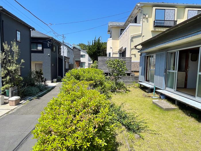 藤沢市大鋸三丁目の売買物件/道路から1段上がっています。日当たり良好