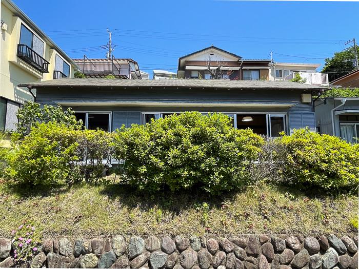 藤沢市大鋸三丁目の売買物件/ツツジが目隠しになっています