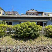 藤沢市大鋸三丁目の売買物件/ツツジが目隠しになっています