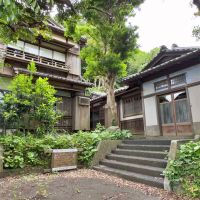葉山町下山口の売買物件/母屋の外観｜右側が玄関。左は2階と下はキッチン。堂々としています