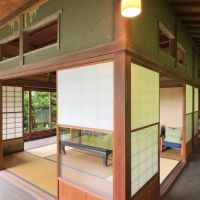 葉山町下山口の売買物件/縁側から和室を見る｜柱の角に洋のランプ。これも馴染んでいます