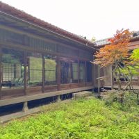 葉山町下山口の売買物件/母屋の外観｜庭の緑が吹き板ガラスに反射しています