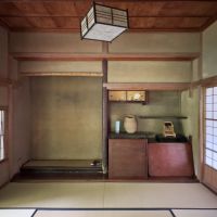 葉山町下山口の売買物件/1階和室｜洋室と向かい合う和室。こちらはうつわがよく似合う
