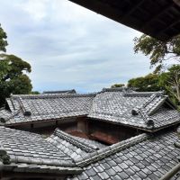 葉山町下山口の売買物件/2階からの眺望｜母屋の入り組んだ造りが見てとれます