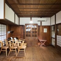 葉山町下山口の売買物件/母屋のキッチン｜天井が高く広い空間