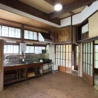 葉山町下山口の売買物件/母屋のキッチン｜現代のシステムキッチンではありませんが、こちらの方がワイワイやれて楽しそう