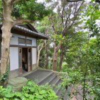 葉山町下山口の売買物件/母屋のキッチンから玄関を望む｜客人が来たことをすぐに把握するための間取りでしょうか