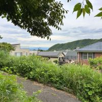 葉山町下山口の売買物件/敷地から街並みを見下ろす｜向こうの山には遠藤新の設計した「加地邸（かちてい）」が建っています